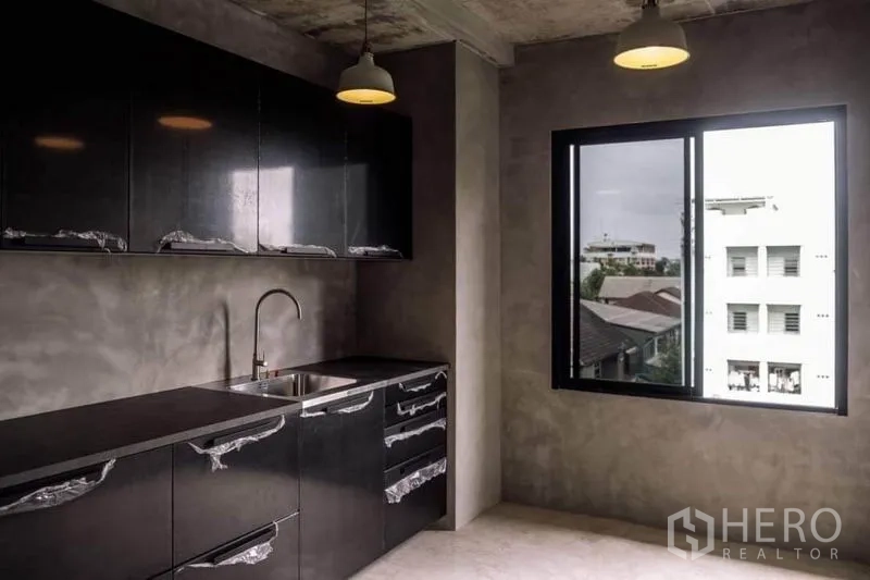 店屋 出租或出售在Lak Si, Bangkok - 黑色亮面茶水柜，吊灯与观景窗。