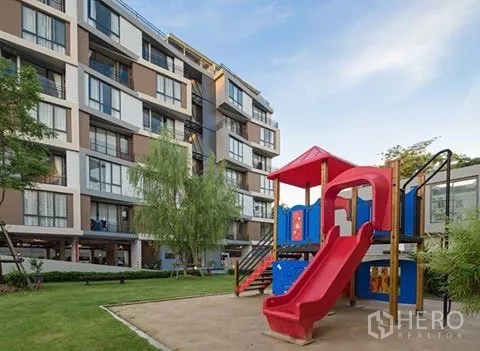 公寓 出租在Watthana, Bangkok - 公寓前的儿童游乐场，红色滑梯与设施