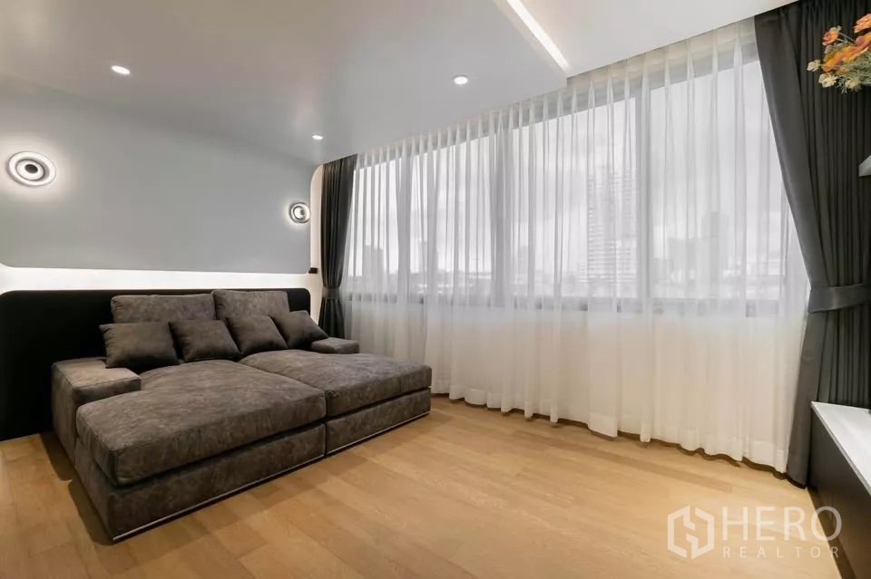 ทาวน์เฮาส์ ขายในChatuchak, Bangkok - ห้องนั่งเล่น/สื่อบันเทิง โซฟาขนาดใหญ่ และหน้าต่างเต็มผนัง