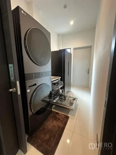 บ้าน ให้เช่าในSaphan Sung, Bangkok - ห้องซักรีดพร้อมเครื่องซัก–อบแบบตั้งซ้อน และเครื่องล้างจาน