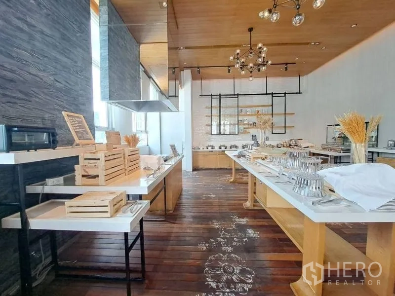 零售空间 出租在Watthana, Bangkok - 自助与备餐区，木地板、开放式置物架和现代灯饰