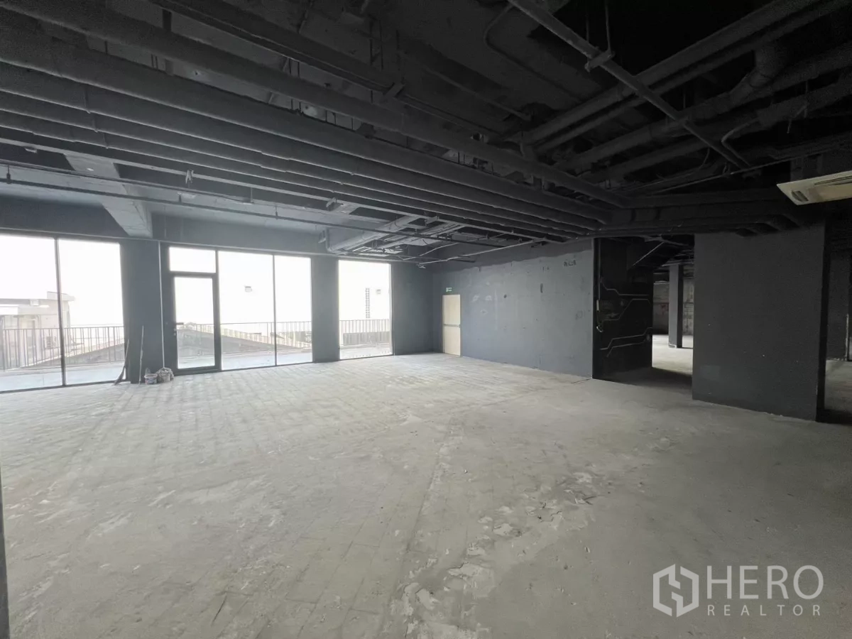 พื้นที่ขายปลีก ให้เช่าในWatthana, Bangkok - พื้นที่สว่างพร้อมแอร์แบบคาสเซ็ตและกระจกพาโนรามา