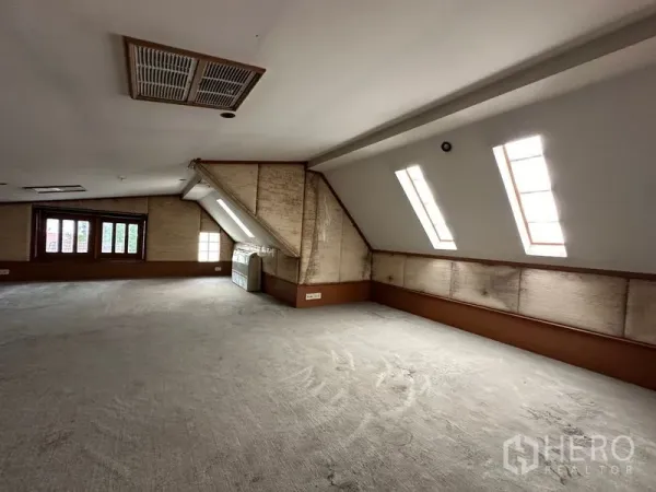 ทาวน์เฮาส์ ให้เช่าในKhlong Toei, Bangkok - ชั้นลอย/ห้องใต้หลังคาพร้อมเพดานลาด สกายไลท์ และพื้นที่ปูพรมกว้าง