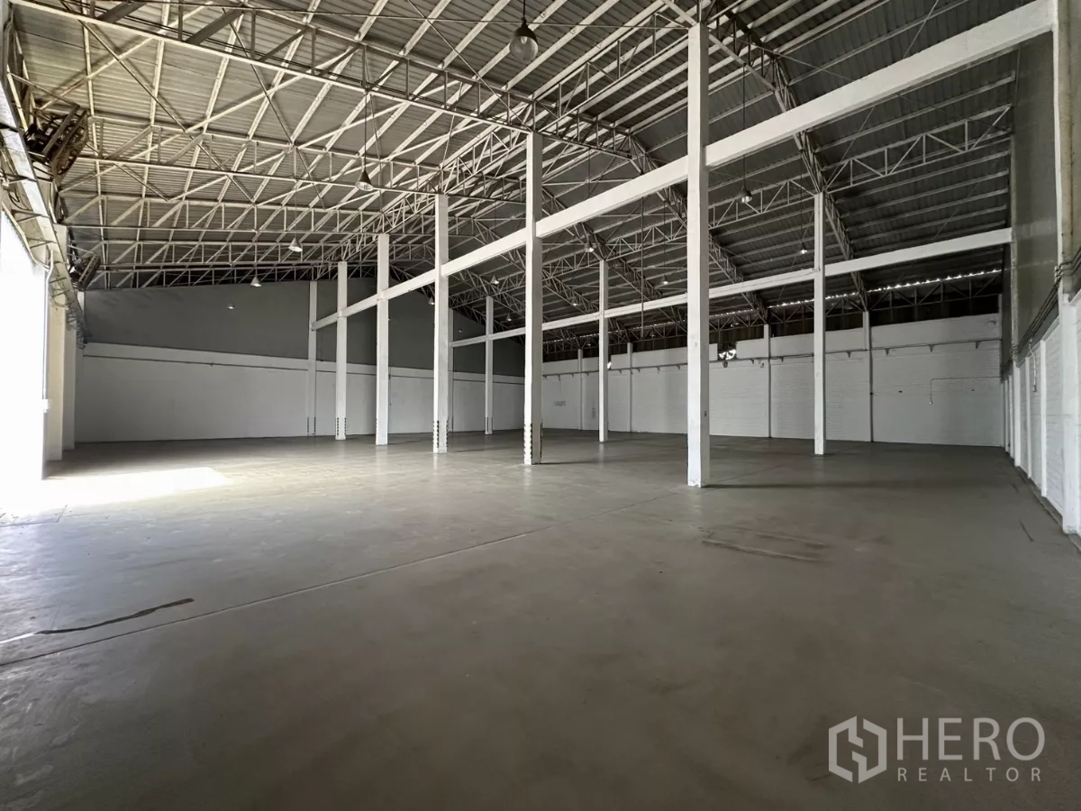 คลังสินค้า ให้เช่าในPhra Khanong, Bangkok - ภายในโกดังโปร่งสูง คานเหล็กและผังเปิด เหมาะติดตั้งชั้นวางและจัดเตรียมสินค้า