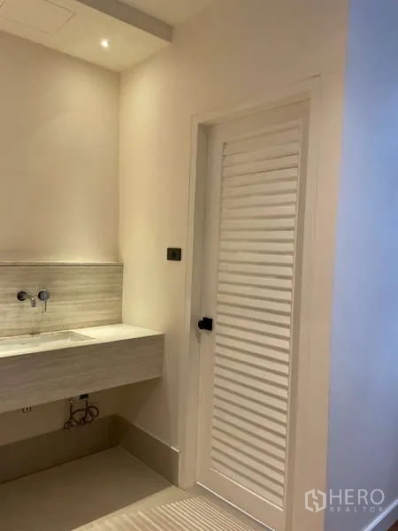 สำนักงานที่บ้าน ให้เช่าในWatthana, Bangkok - โซนอ่างล้างหน้าห้องน้ำพร้อมประตูบานเกล็ดและไฟฝังฝ้า.