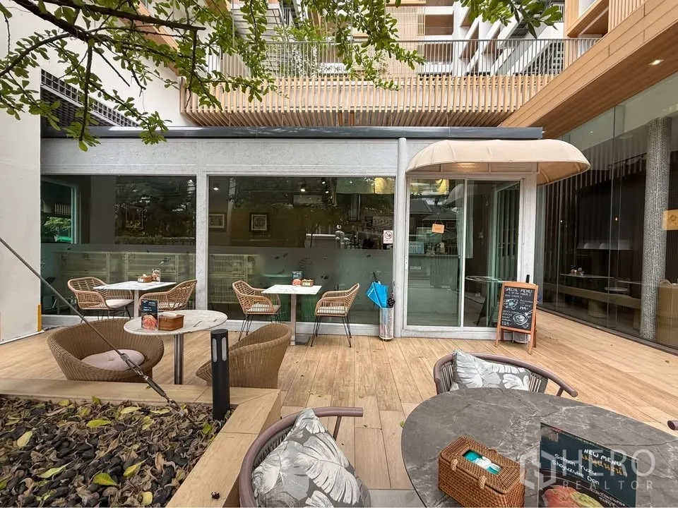 Retail Space for rent in Watthana, Bangkok - Exterior view of the retail unit with large windows and patio seating.