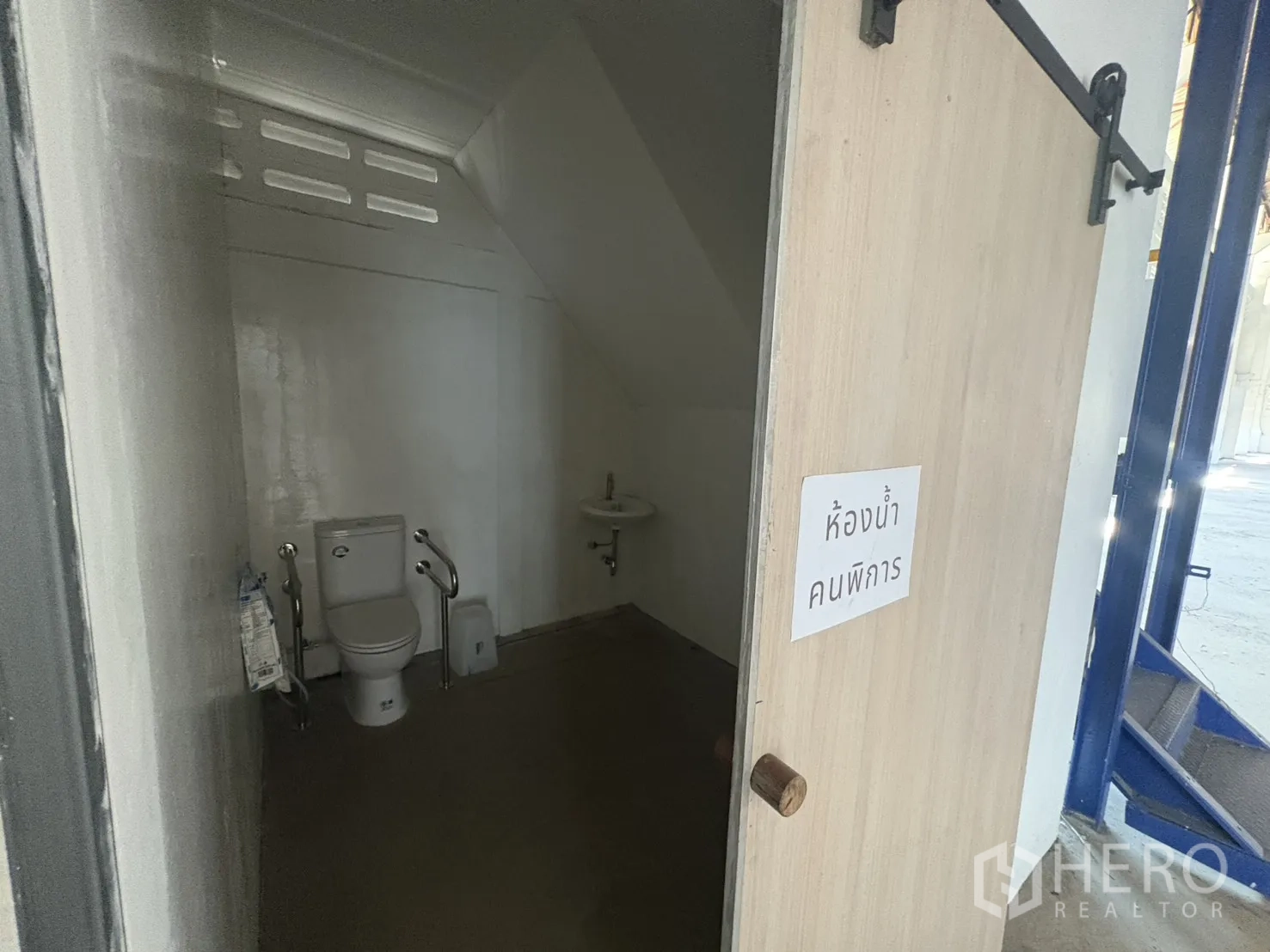 คลังสินค้า ให้เช่าในBang Phli, Samut Prakan - ห้องน้ำผู้พิการชั้นล่างพร้อมราวจับ