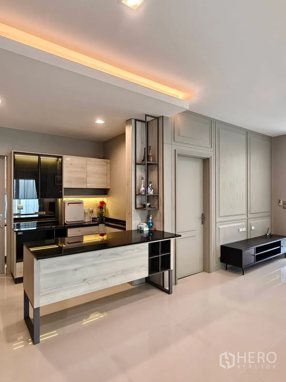 独栋房屋 for rent or sale in Bang Phli, Samut Prakan - 从厨房台面望向的开放式客餐厅，设沙发与大窗。