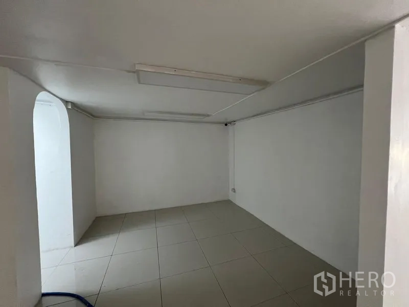 零售空间 出租在Khlong Toei, Bangkok - 小型后室，拱门与瓷砖地面，适合作储物。