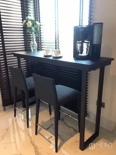 คอนโด ให้เช่าในWatthana, Bangkok - มุมบาร์อาหารเช้าริมหน้าต่าง เก้าอี้สตูลสองตัว ม่านปรับแสง พื้นหินอ่อน