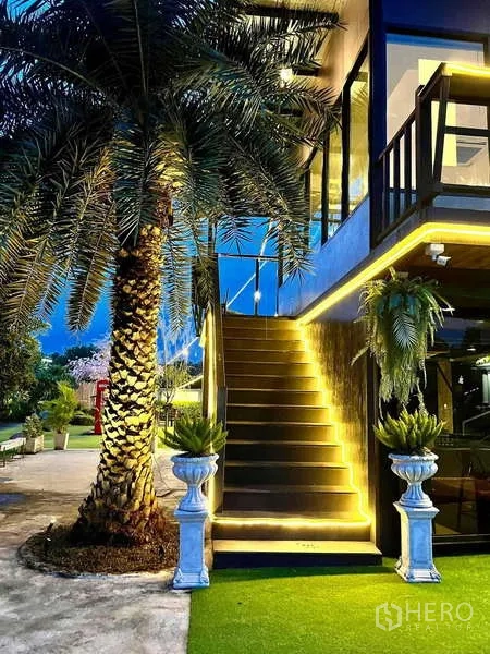 บ้าน ขายในKhlong Luang, Pathum Thani - บันไดภายนอกเปิดไฟสวยข้างต้นปาล์ม นำขึ้นสู่ชั้นบนของอาคาร