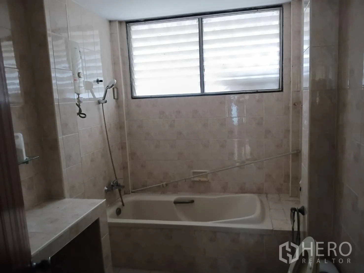 Detached House for sale in Watthana, Bangkok - Bathroom with tiled walls, bathtub, and frosted window.