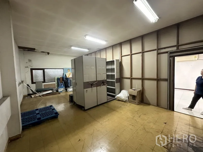 โรงงาน ขายในKhlong Luang, Pathum Thani - พื้นที่เก็บของภายในโรงงานพร้อมตู้และชั้นวาง