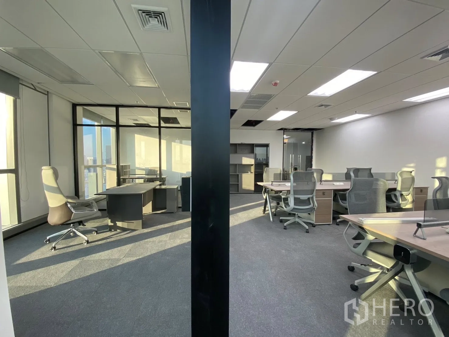 สำนักงาน for rent in Huai Khwang, Bangkok - มุมมองกว้างของสำนักงานที่มีโต๊ะทำงานร่วมกันและห้องผู้บริหารกระจก พร้อมไฟฝังเพดาน