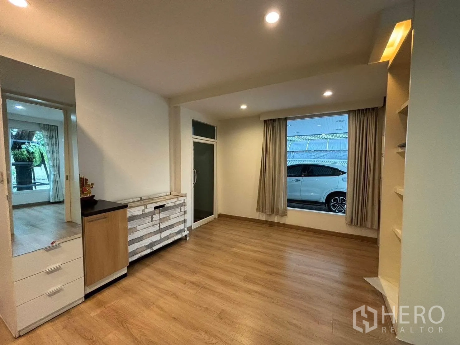 独立式住宅 出租在Bang Kapi, Bangkok - 宽敞房间，大片窗户面向车道，配内置柜