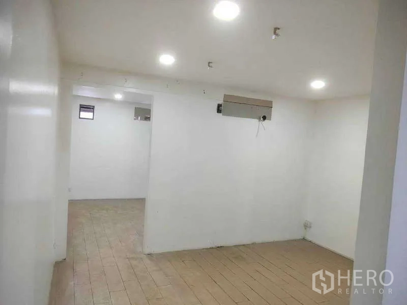 店屋 出售在Phra Khanong, Bangkok - 开放式二楼，嵌灯与壁挂空调位。