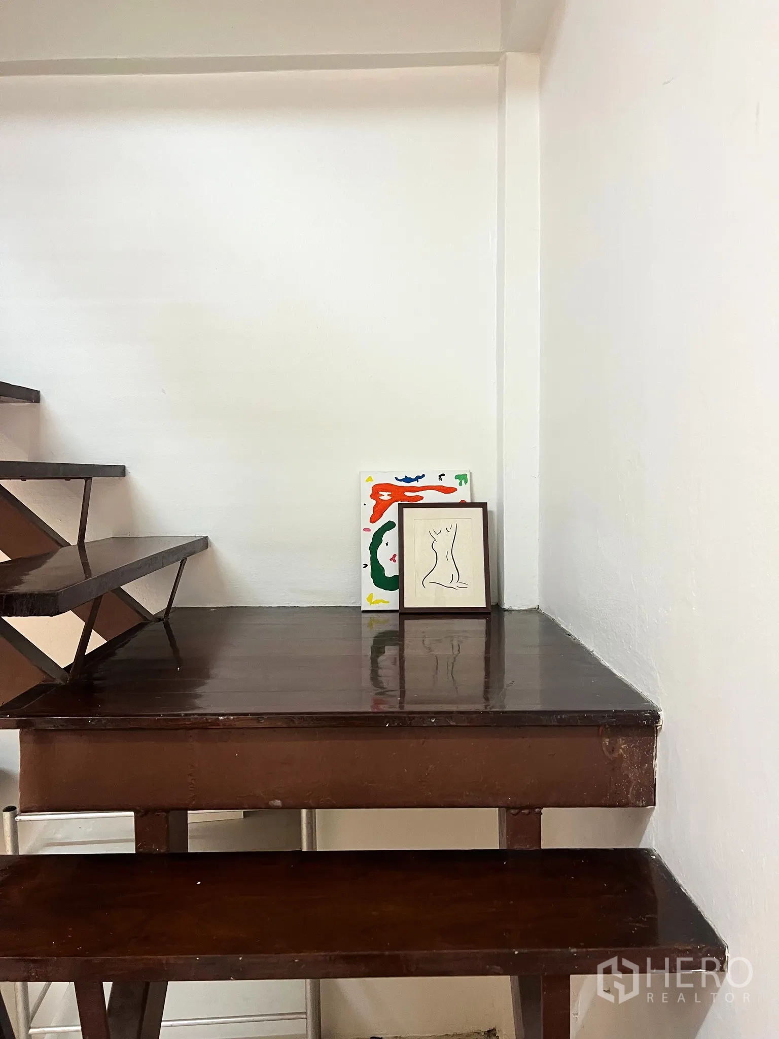 ทาวน์เฮาส์ ให้เช่า - บันไดไม้และชานพักสีเข้ม วางกรอบรูปประดับ