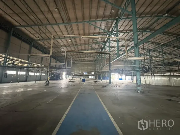 โรงงาน ให้เช่าในKhlong Toei, Bangkok - พื้นผลิตงานกว้าง เพดานสูง โครงเหล็ก และท่อสาธารณูปโภคแขวน