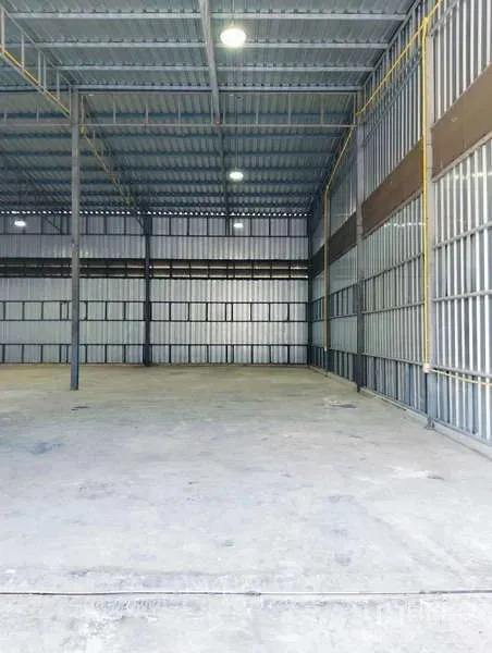 คลังสินค้า ให้เช่าในKhlong Sam Wa, Bangkok - ภายในโกดังโล่ง เพดานสูง พื้นคอนกรีต และไฟ LED สว่าง