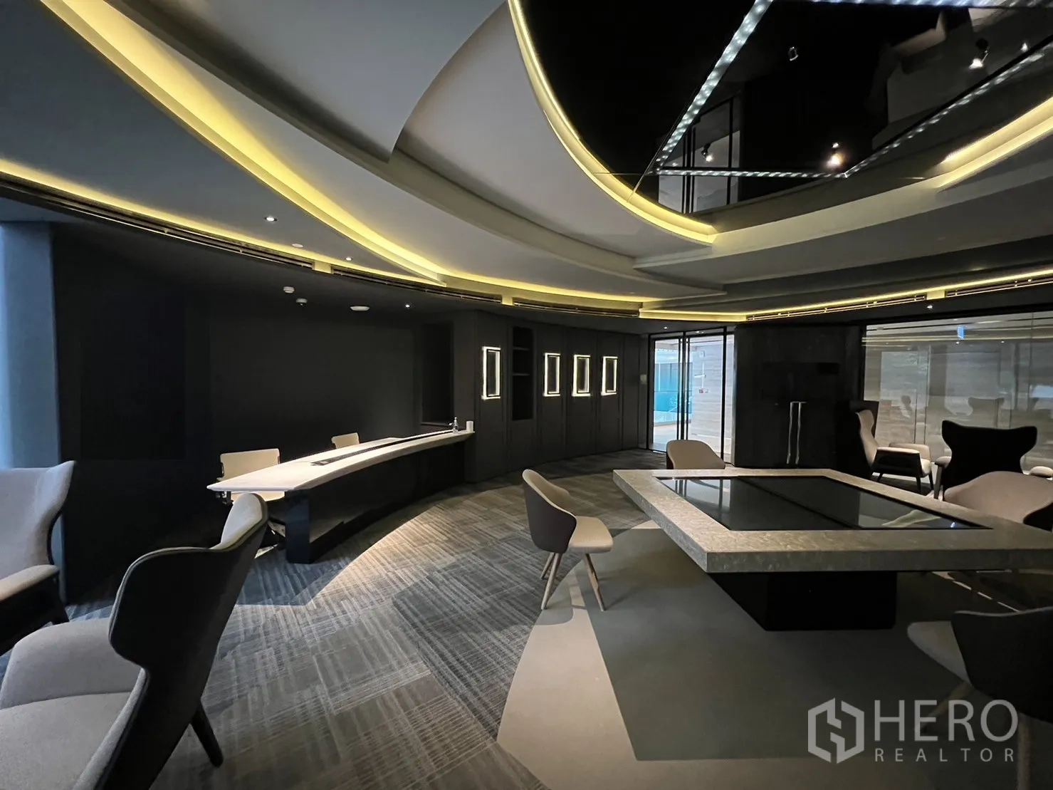 零售空间 出租在Watthana, Bangkok - 当代风格零售空间，天花灯带、深色饰面、长服务台与中央演示台。