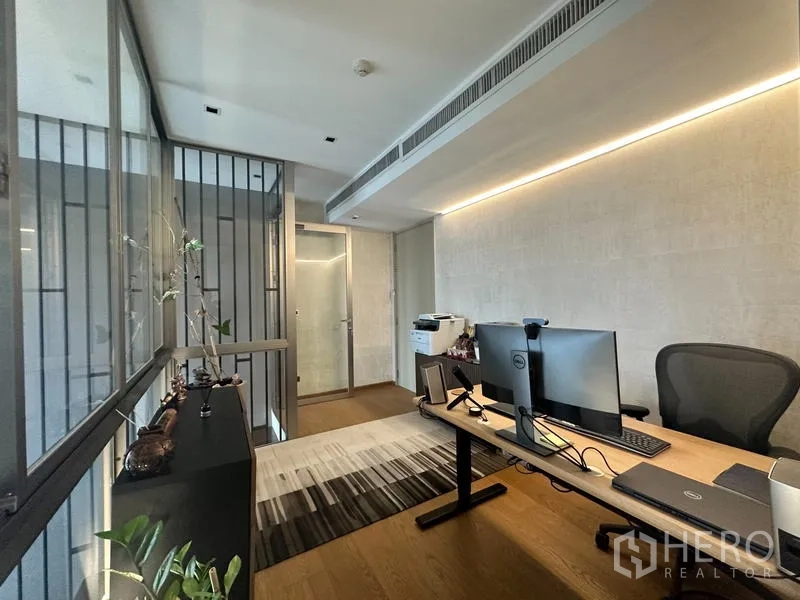 คอนโด ขายในWatthana, Bangkok - พื้นที่ทำงานบนชั้นลอย โต๊ะยาว เก้าอี้สำนักงาน และฉากกั้นกระจก