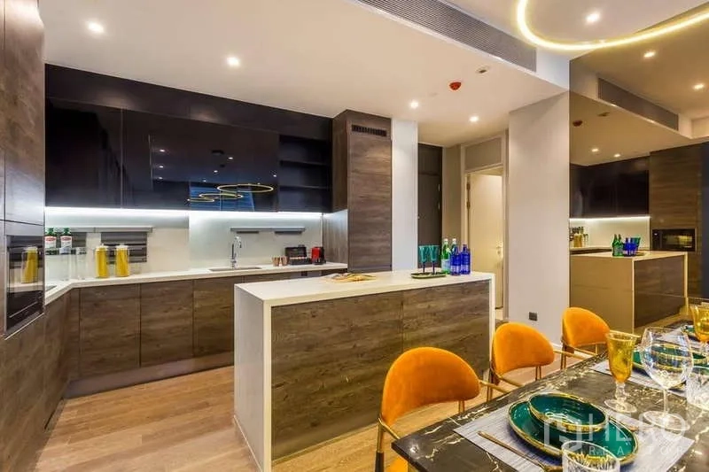 Condominium for rent in Pathum Wan, Bangkok - Kitchen and dining with pendant lights and counter seating.