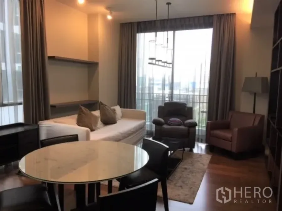 คอนโด ให้เช่าหรือขายในWatthana, Bangkok - ห้องนั่งเล่นคอนโดทองหล่อสว่างโปร่ง มีโซฟา เก้าอี้ ระเบียง และวิวเมือง