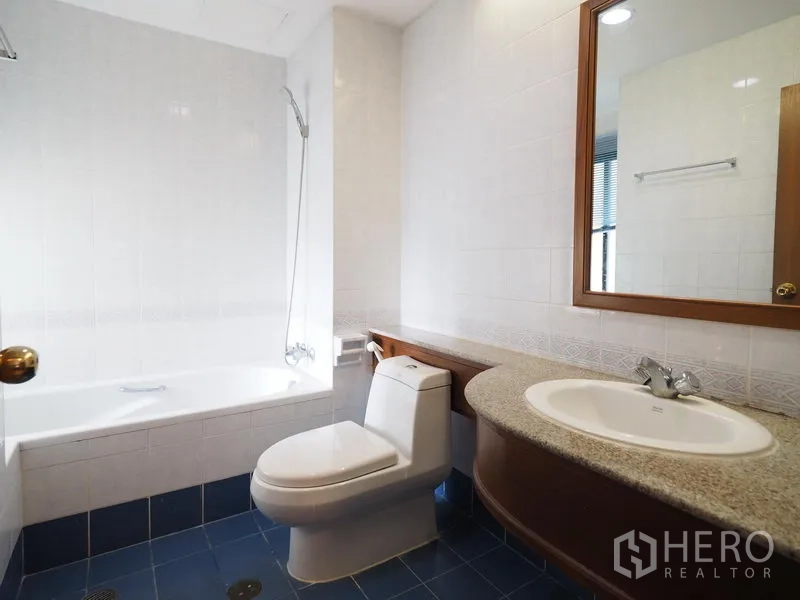 公寓 出租在Sathon, Bangkok - 浴室含浴缸、淋浴、宽大盥洗台与坐便器，配色素雅。