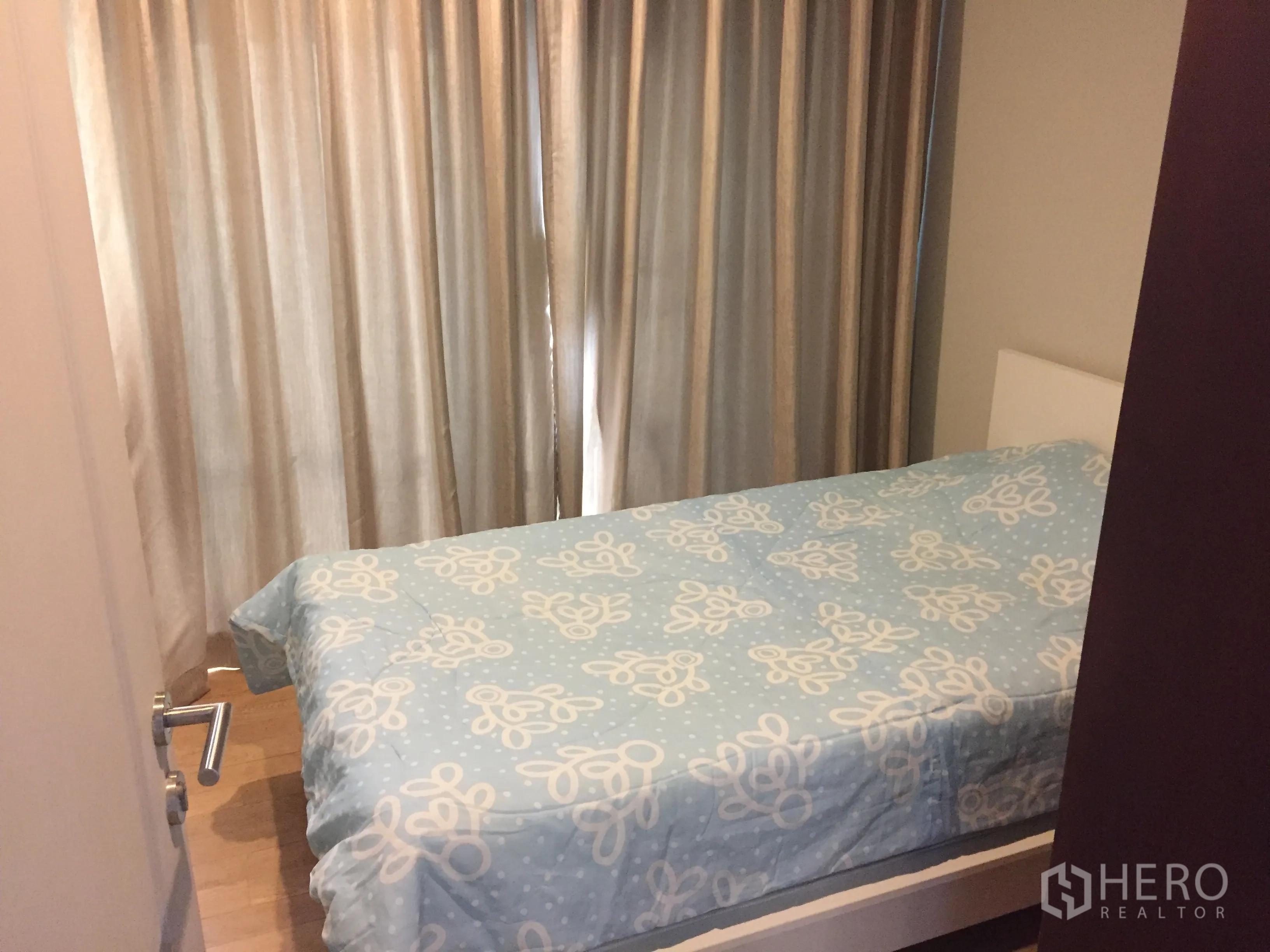 คอนโด ให้เช่าในBangkok - ห้องนอนเล็กเตียงเดี่ยว พร้อมผ้าม่านทึบเต็มความสูง