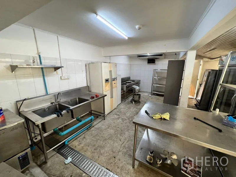 零售空间 出租在Bangkok - 第二厨房，双槽水池、冰箱与备餐台。