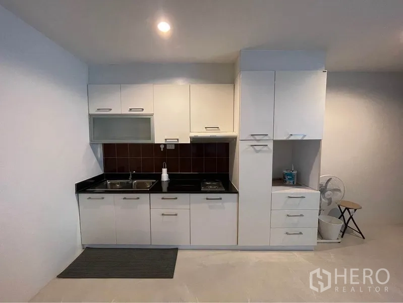 คอนโด ให้เช่าหรือขายในWatthana, Bangkok - ครัวบิลท์อินโทนขาว เคาน์เตอร์หินสีดำ อ่างล้างคู่ เตาและตู้เก็บของ