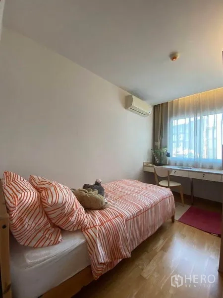 公寓 出租或出售在Phra Khanong, Bangkok - 第三卧室温馨，单人床、窗边书桌与壁挂空调。