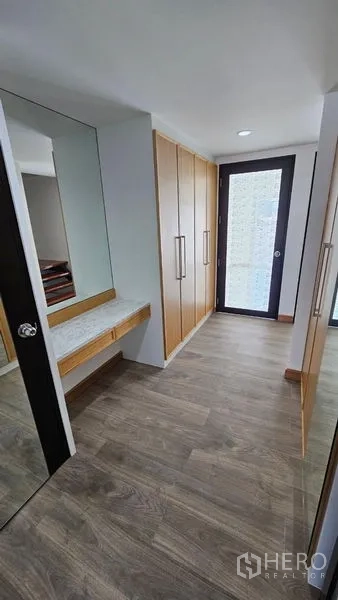 สำนักงานที่บ้าน ให้เช่าในBang Na, Bangkok - ห้องแต่งตัวพร้อมโต๊ะเครื่องแป้ง ตู้เสื้อผ้าสูง และพื้นลายไม้