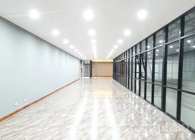 คลังสินค้า ให้เช่าในBang Khen, Bangkok - แกลเลอรีสำนักงานยาว มีดาวน์ไลท์ LED เรียงแถว และหน้าต่างมองลงโกดัง