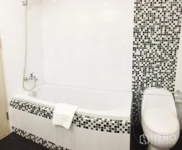 คอนโด ให้เช่าในKhlong Toei, Bangkok - ห้องน้ำสมัยใหม่พร้อมอ่างอาบน้ำสีขาว กระเบื้องโมเสก ฝักบัวติดผนัง และชักโครกข้างกัน