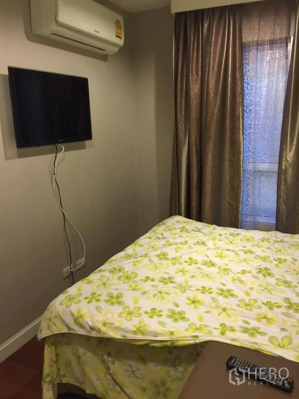 คอนโด ให้เช่าในHuai Khwang, Bangkok - ห้องนอนที่สองพร้อมทีวีติดผนัง เครื่องปรับอากาศ หน้าต่างและผ้าม่านทึบ