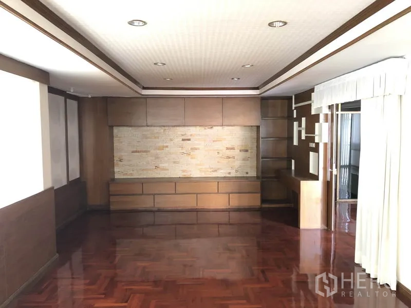 带办公室的家 出租在Huai Khwang, Bangkok - 木质风格家庭房，特色背景墙、内置柜与拼花地板。