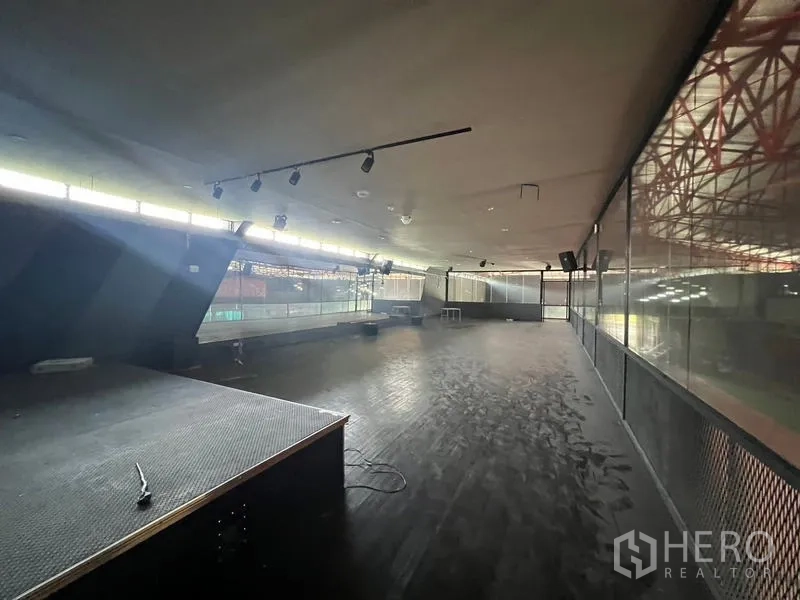 โชว์รูม ให้เช่าในMueang Samut Prakan, Samut Prakan - ชั้นลอยพร้อมเวทีเล็กและราวกระจกที่มองเห็นพื้นที่โชว์รูม