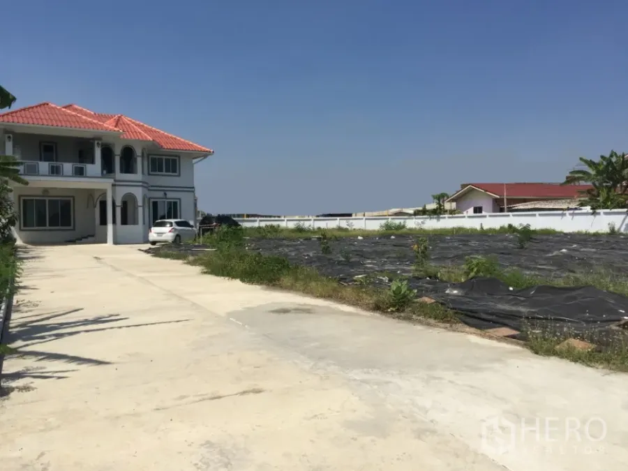 独立式住宅 出租在Saphan Sung, Bangkok - 两层独栋住宅，红瓦屋顶，长车道，围墙内的大面积空地。