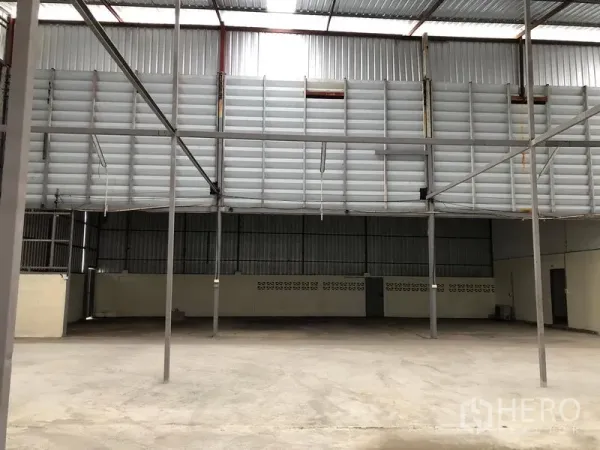 货栈 出租在Pak Kret, Nonthaburi - 仓库内部，高挑钢结构屋顶，百叶通风与抛光混凝土地面