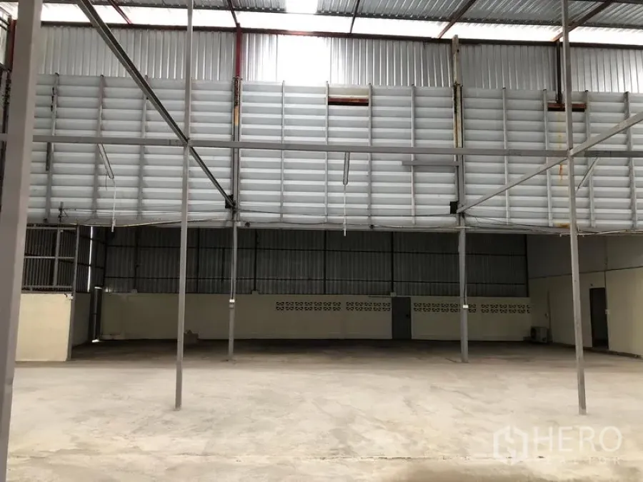 货栈 出租在Pak Kret, Nonthaburi - 仓库内部，高挑钢结构屋顶，百叶通风与抛光混凝土地面