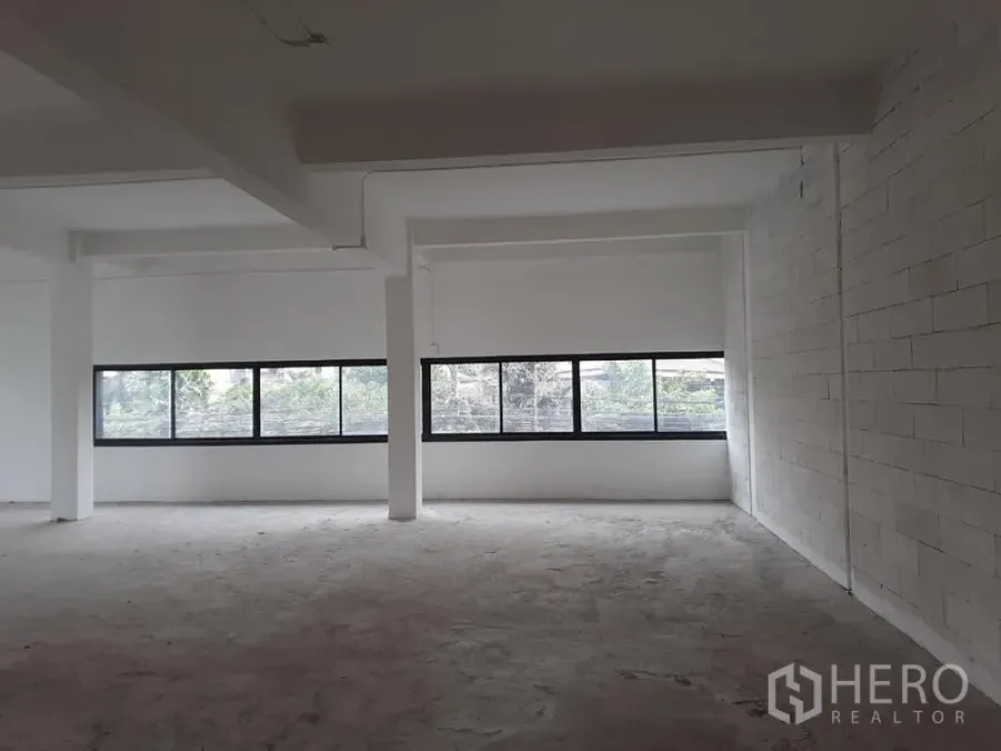 สำนักงาน ให้เช่าในKhlong Toei, Bangkok - พื้นที่สำนักงานแปลนเปิดโล่ง มีหน้าต่างแนวยาว ผนังอิฐทาสีขาว และคานเพดานเปิด ในย่านพระโขนง.