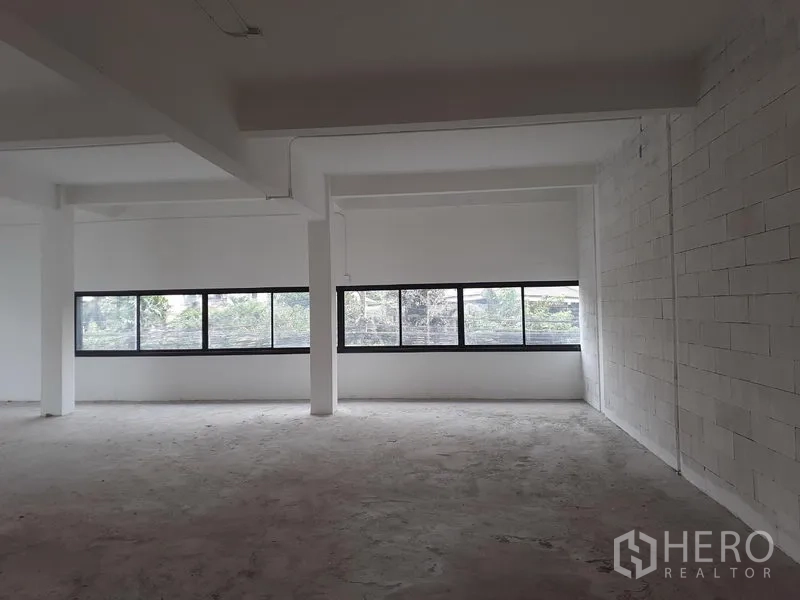 สำนักงาน ให้เช่าในKhlong Toei, Bangkok - พื้นที่สำนักงานแปลนเปิดโล่ง มีหน้าต่างแนวยาว ผนังอิฐทาสีขาว และคานเพดานเปิด ในย่านพระโขนง.