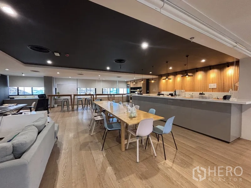 办公室 for rent in Bang Rak, Bangkok - 茶水与用餐区，设长桌、吧凳与吊灯照明。