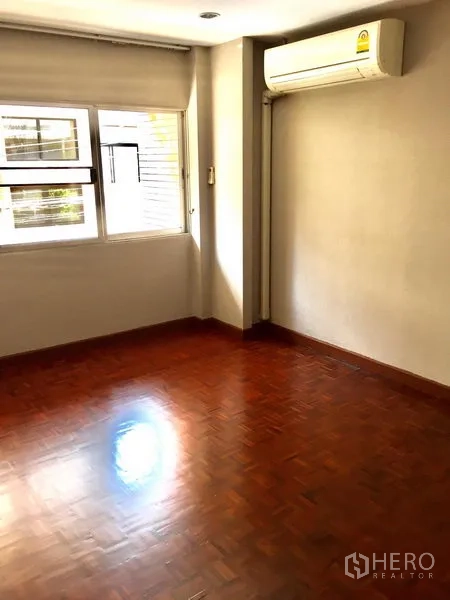 ทาวน์เฮาส์ ให้เช่าในWatthana, Bangkok - ห้องนอนมีหน้าต่างมุม ติดเครื่องปรับอากาศแบบแยกส่วน และพื้นปาร์เกต์