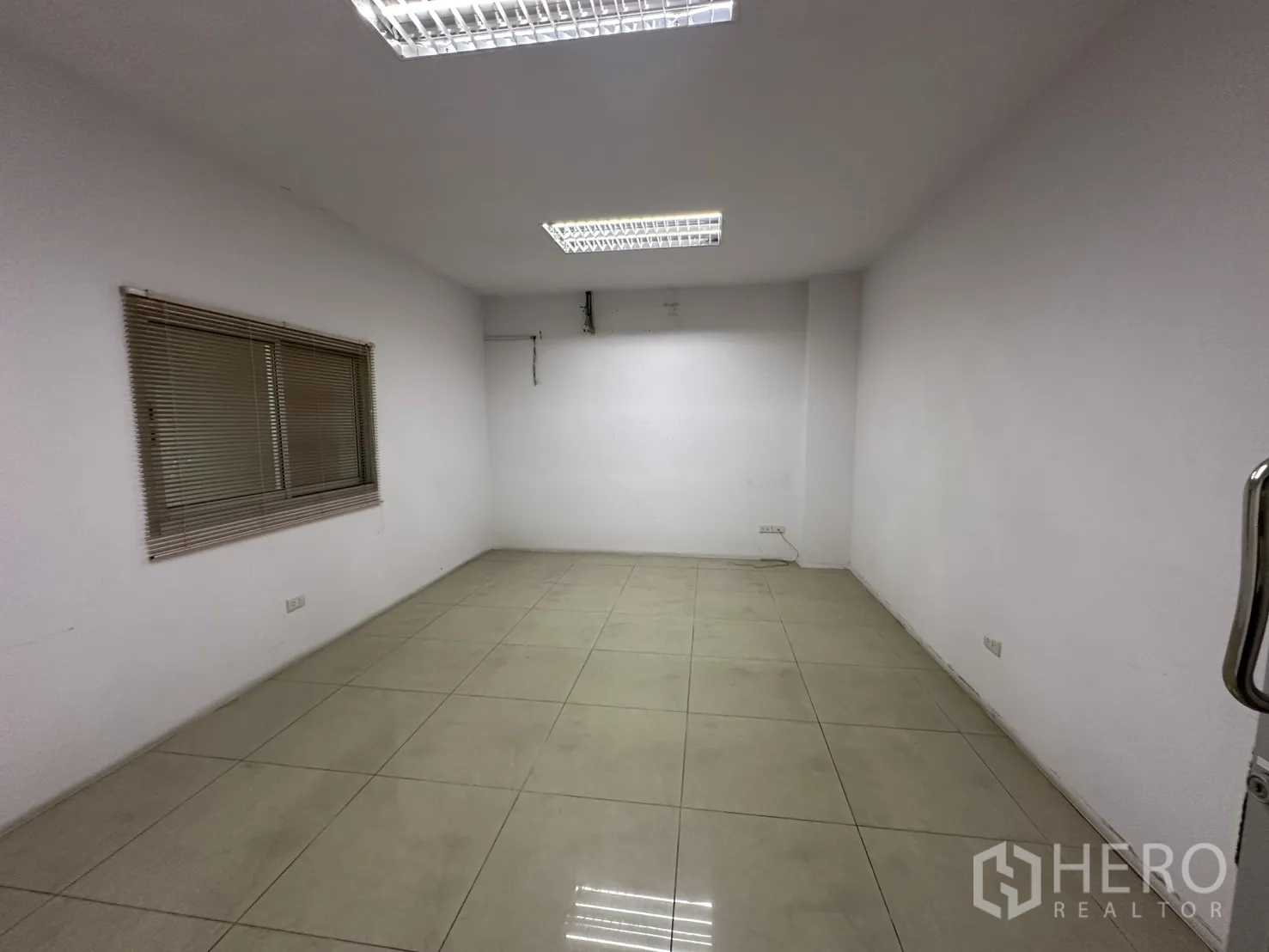 โรงงาน ให้เช่า - ห้องพักสไตล์พักอาศัย พร้อมตู้เสื้อผ้าและห้องน้ำในตัว