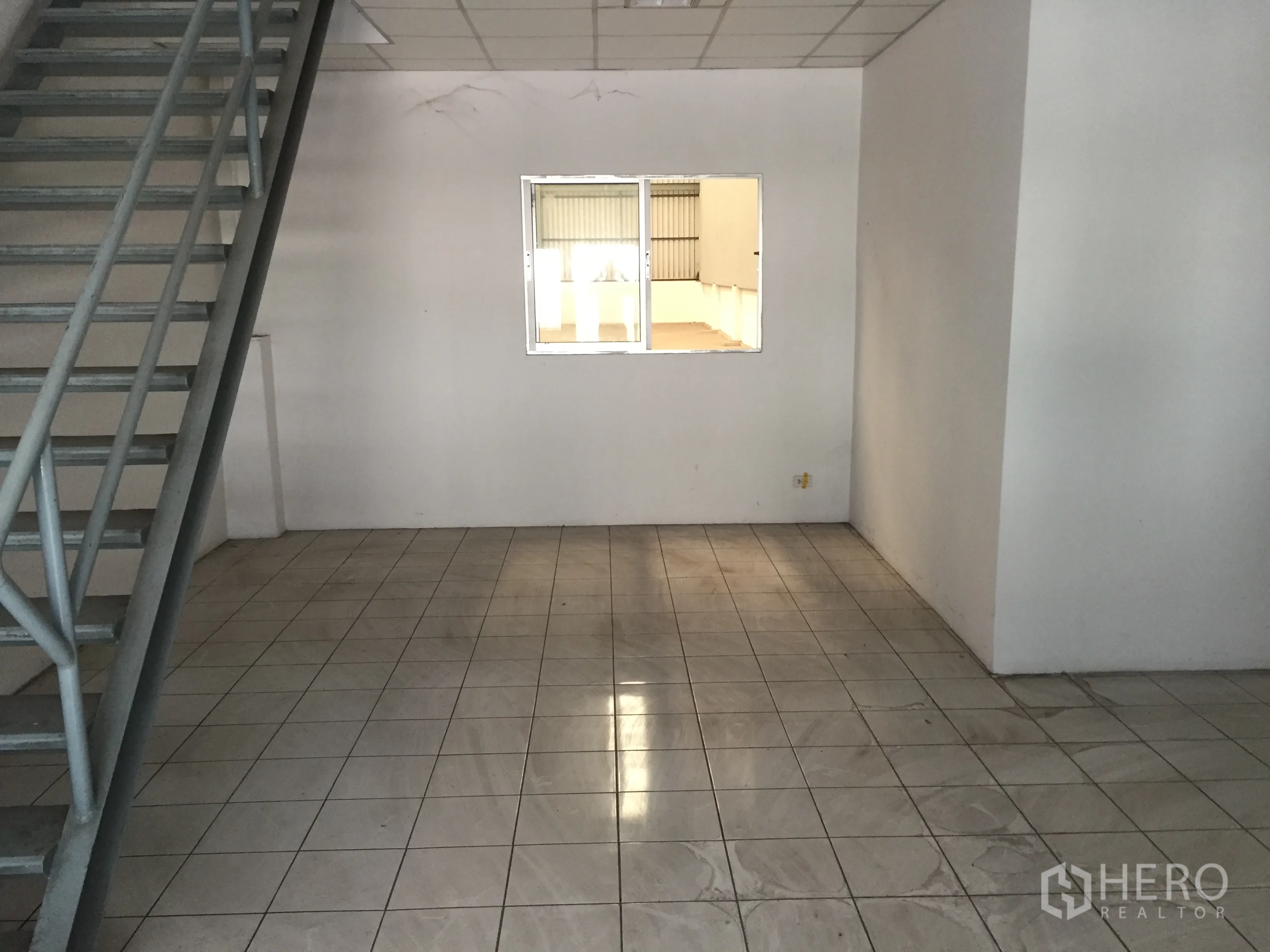 工厂 出租在Khlong Luang, Pathum Thani - 铺瓷砖的办公室房间，带金属楼梯与内窗。