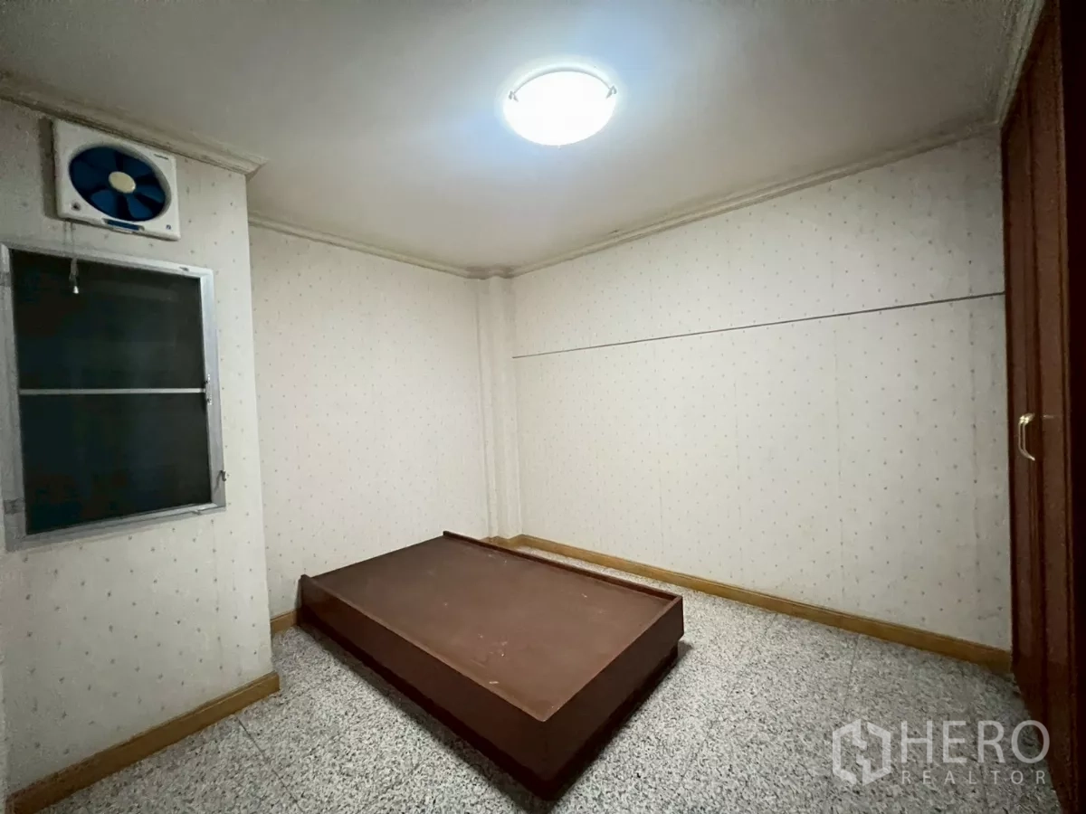 店屋 出租在Bang Rak, Bangkok - 简洁卧室/储物间，带排气扇与水磨石地面。