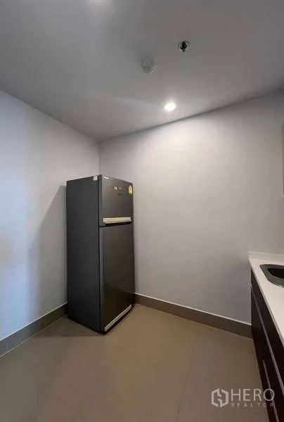 คอนโด ให้เช่าในRatchathewi, Bangkok - ห้องครัวพร้อมตู้เย็นสูงข้างเคาน์เตอร์ในห้องแยก