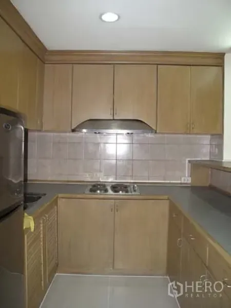 คอนโด ให้เช่าในSathon, Bangkok - ครัวรูปตัว U ขนาดกะทัดรัด ตู้ไม้ บานกันเปื้อนกระเบื้อง เตาและเครื่องดูดควัน.